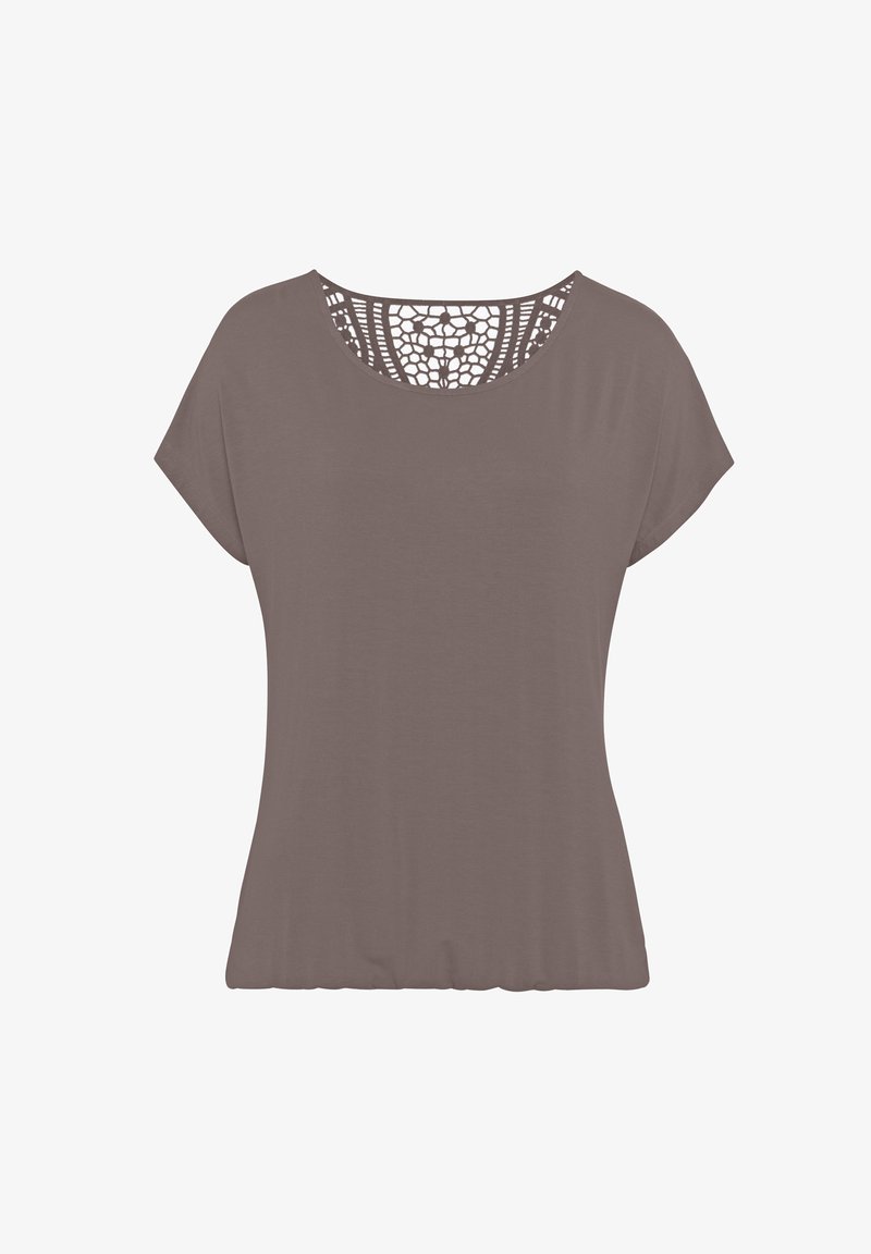 Braunes Kurzarmoberteil mit lockerer Passform, das ein dekoratives Spitzenmuster am Halsauschnitt und einen weichen, glatten Stoff hat.