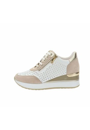Sneaker a zeppa bianca e beige con cerniera laterale, tomaia traforata, chiusura frontale con lacci e dettagli metallici dorati sul tallone e sulla cerniera.