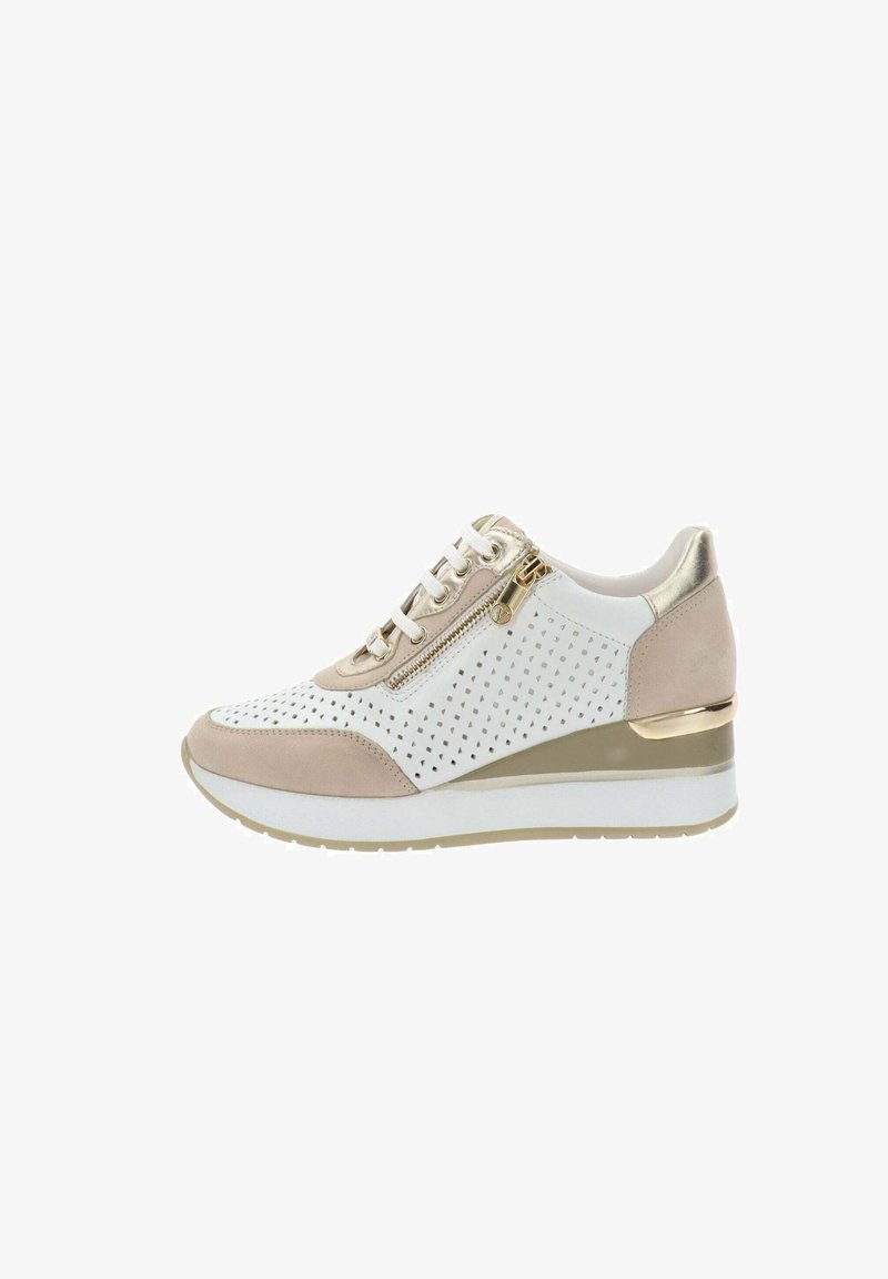 Zapatilla deportiva de cuña en blanco y beige con cremallera lateral, parte superior perforada, cierre con cordones y detalles metálicos dorados en el talón y la cremallera.