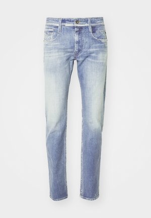 Jasnoniebieskie dżinsy wykonane z denimu, z wyblakłym wzorem, prostą nogawką, pięcioma kieszeniami oraz z zapięciem na guziki i zamek.