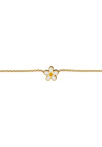 Armband in Goldtönen mit einem zentralen Gänseblümchen-Anhänger, der mit einer weißen und gelben Emaille-Oberfläche versehen ist. Die Kette ist zart und kunstvoll geflochten.