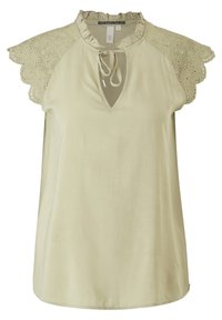 Blusa verde clara con borde de encaje en las mangas cortas, escote rizado y un detalle en forma de ojal en el frente. Tejido suave con un corte holgado.