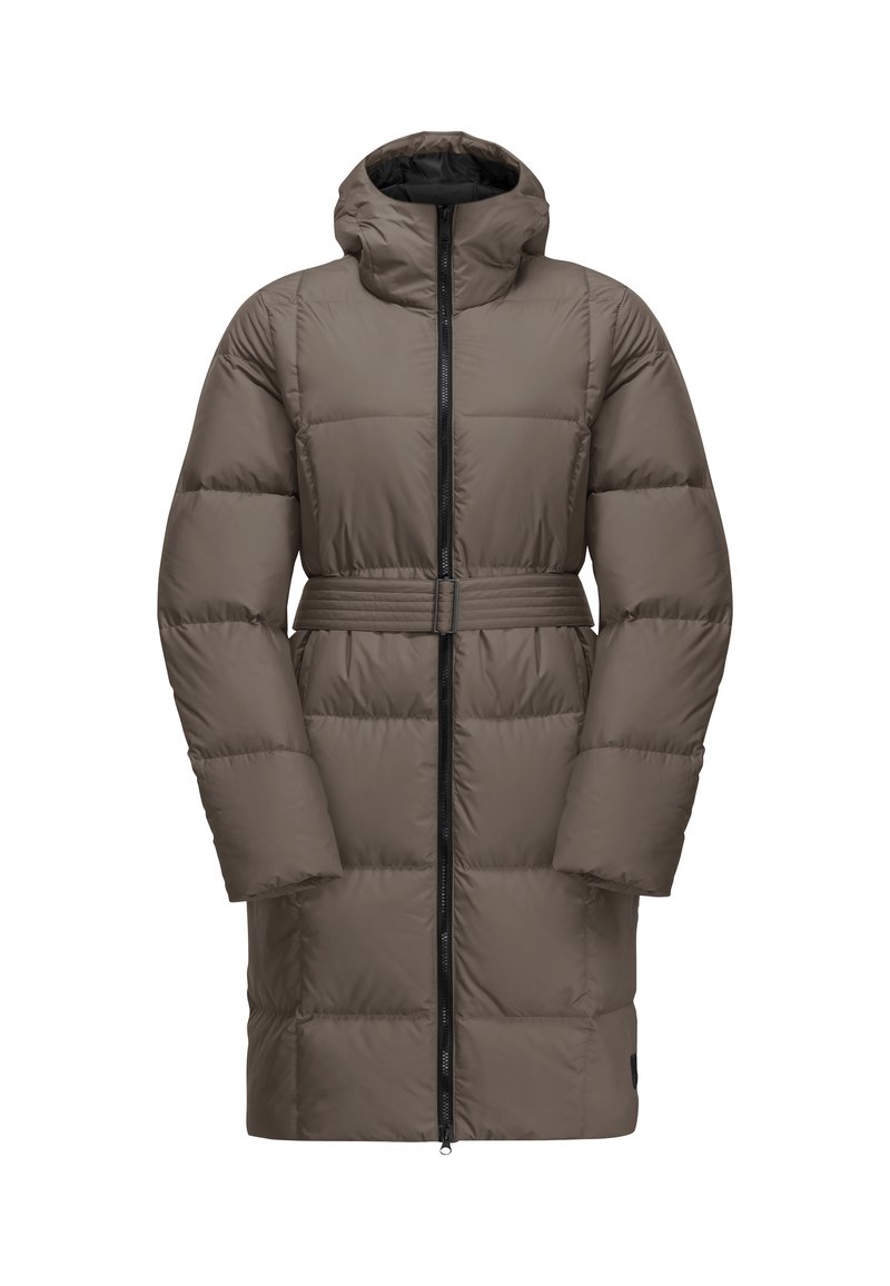 Padded long coat w ciemnym beżu z wysokim kołnierzem, zamek błyskawiczny z przodu i paskiem w talii. Posiada szerokie rękawy i teksturowane wykończenie.