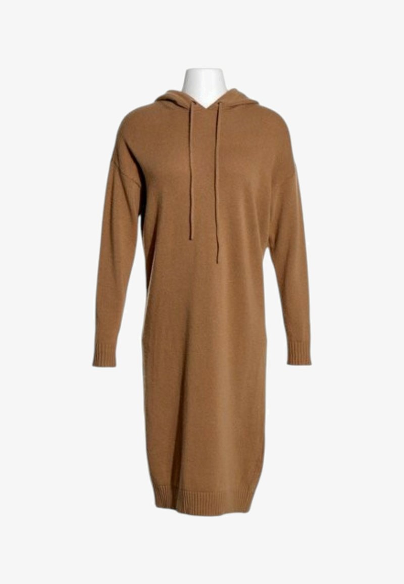 Robe à capuche marron en maille, manches longues, cordons à l'avant et poignets et ourlet côtelés sur un mannequin blanc.