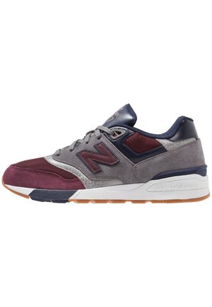 Low-top New Balance-sneaker i burgunder, grå og navy med ruskind, mesh-paneler og hvid polstret sål med gummiydersål.