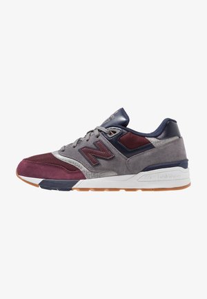 Baskets New Balance basses en bordeaux, gris et marine avec des panneaux en daim et en mesh, et une semelle blanche amortissante dotée d'une semelle extérieure en caoutchouc.