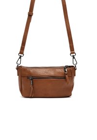 Borsa a tracolla in pelle marrone con una singola tracolla regolabile, scomparti con zip e una texture a pelle martellata; presenta un logo sulla parte anteriore.