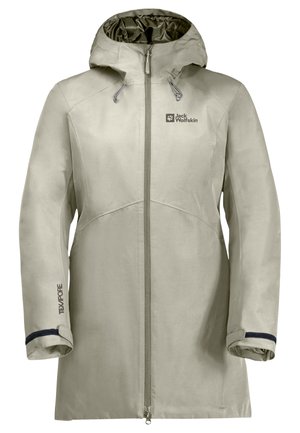 Giacca impermeabile beige chiaro con cappuccio, chiusura con zip, cordini regolabili e un'accenno blu sui polsini. Presenta un logo sul petto.