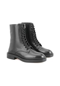 Bottes de cheville en cuir noir avec lacets, fermeture éclair, bout arrondi et semelle en caoutchouc plate. Texture lisse et détails de design minimalistes.