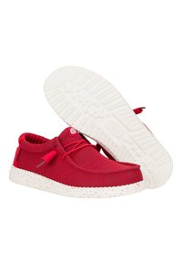 Rote Strickschuhe mit weiß gesprenkelten Sohlen. Verfügt über eine runde Zehenpartie, einen Schnürsenkel und ein niedriges Profil mit einer glatten Oberfläche.