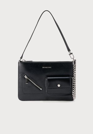 Μαύρη δερμάτινη τσάντα ώμου Michael Kors με επάνω φερμουάρ, διαγώνια μπροστινή τσέπη με φερμουάρ, τσέπη με καπάκι και κουμπί πατιλέτα, και ασημί λεπτομέρεια αλυσίδας.