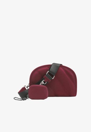 Bordowa torba na ramię z pikowanym wzorem, gładką teksturą oraz odpinaną małą kieszonką. Posiada czarny regulowany pasek i srebrne okucia.