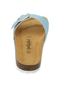 Sandal in pelle azzurro chiaro con fibbia in metallo argentato, sottopiede in sughero e suola esterna bianca texturizzata. La soletta è in tono naturale con marchio impresso.