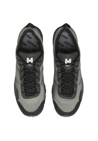Scarpe da trekking grigie con una tomaia in rete texturizzata, dettagli neri, punta rinforzata, lacci neri e logo sulla linguetta. Suola in gomma antiscivolo.
