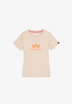 Beige bomulds t-shirt med et centralt orange logo med et vinkelret design. Rund hals med en rød indvendig label og korte ærmer.