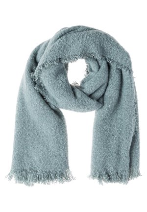 Écharpe bleu clair à texture douce avec bords frangés, enroulée librement avec une extrémité pendante sur fond blanc.