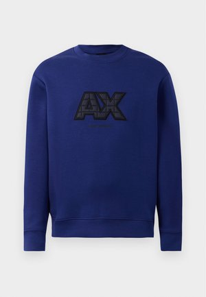 Námorně modrá mikina vyrobená z bavlny, s velkým černým logem "AX" s prošívanou strukturou a jemným značkováním pod ním. Klasický design s kruhovým výstřihem.