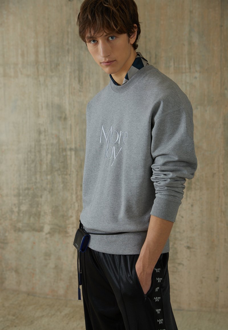 Herren T-shirts & Polos | More Joy by Christopher Kane EMBROIDERED TONAL Sweatshirt grey melange/grau - PF03544 Herren T-shirts & Polos | More Joy by Christopher Kane EMBROIDERED TONAL Sweatshirt grey melange/grau - PF03544