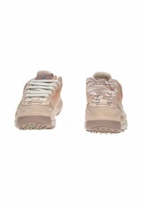 Sneaker rosa chiaro realizzati in suede e mesh. Presentano diverse varianti di lacci e accenti testurizzati; uno ha un collare imbottito e una suola in gomma scura.
