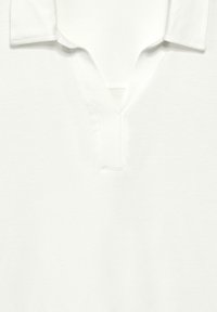 Weißes Poloshirt aus weichem Baumwollstoff, mit einem Polokragen und einem V-Ausschnitt. Die Naht ist am Kragen sichtbar.