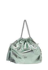 Borsa in metallo verde menta con una parte superiore arricciata a cordoncino, manico a catena, nappina decorativa e un elegante accento con logo sulla parte anteriore.
