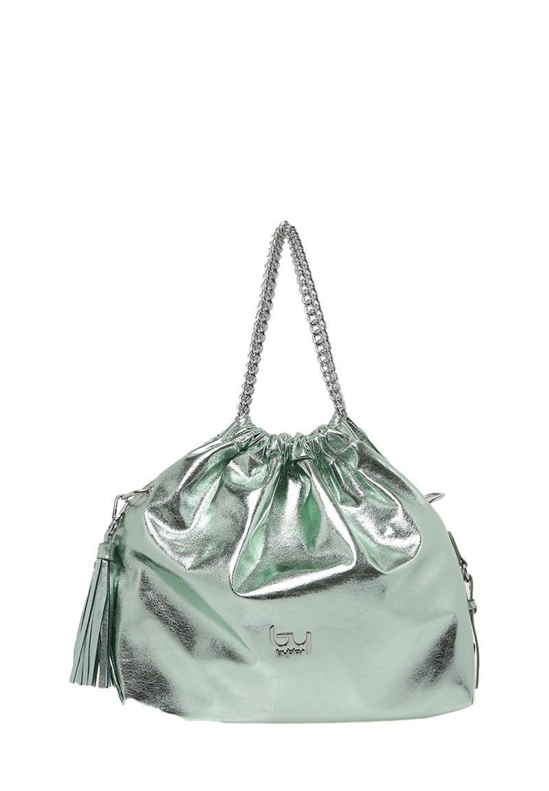 Borsa in metallo verde menta con una parte superiore arricciata a cordoncino, manico a catena, nappina decorativa e un elegante accento con logo sulla parte anteriore.