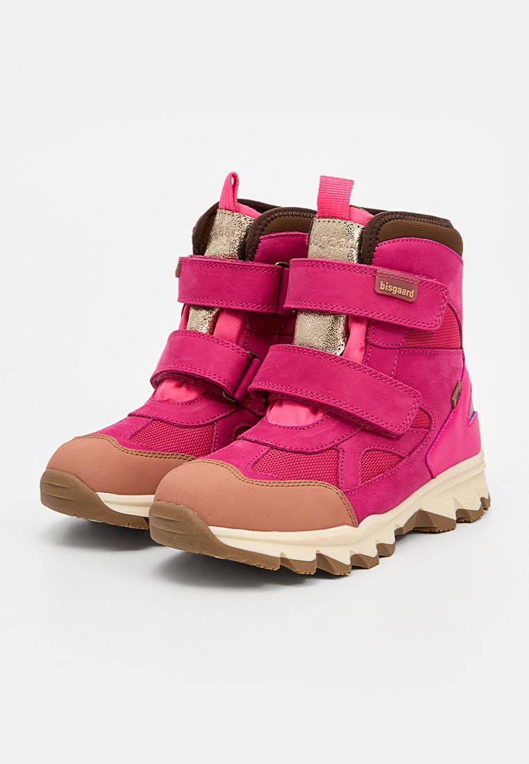 Rosa Wanderschuhe mit Klettverschlüssen, aus Wildleder und Mesh-Material, braunen Akzenten und einer strukturierten Gummisohle. Leicht und robust im Design.