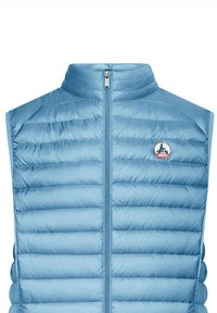 Chaleco acolchado azul claro con cuello alto y cremallera frontal. Presenta un logo en el lado izquierdo del pecho y no tiene mangas.
