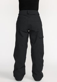 Pantalons cargo noirs à taille haute, avec de multiples poches, une coupe droite et une texture de tissu lisse.