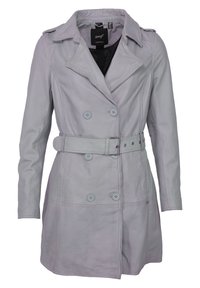Lichtgrijze leren trenchcoat met een dubbelzijdig ontwerp, brede revers en een riem in de taille. Voorzien van grote knoopsluitingen en stiksels.