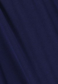 Diep marineblauwe stof met een gladde textuur, met een subtiel weefpatroon overal. Geen zichtbare accenten of hardware.
