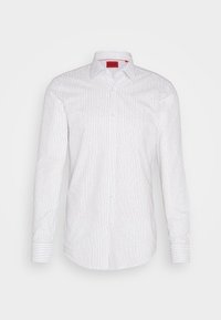 Witte overhemd met lange mouwen, knoopsluiting en dunne verticale zwarte strepen, gepresenteerd op een neutrale grijze achtergrond.