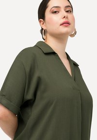 Ulla Popken SHORTSLEEVE - Denní šaty - forest green