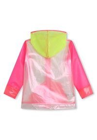 Giacca impermeabile rosa trasparente con maniche rosa neon e cappuccio in rete giallo brillante. Presenta polsini elastici e un design semplice.