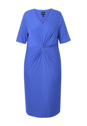 Blå kjole med V-hals og korte ærmer. Har detaljer med samlede folder ved taljen og et knælangt design; lavet af glat stof.