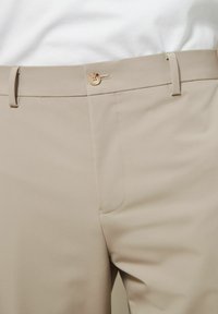 Next SMART ELASTICATED - REGULAR FIT - Pantalones chinos - neutral