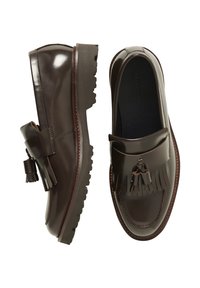 Mørkebrune læder tassel loafers med frynse detaljer og tykke gummisåler, vist fra side- og topvinkler på en hvid baggrund.