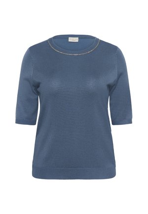Jersey azul de manga corta con cuello redondo y detalle de cadena plateada alrededor del cuello. Fabricado en un suave y ligero tejido de punto.
