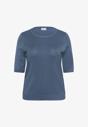Blauwe sweater met korte mouwen en een ronde halslijn, met zilveren kettingdetail rond de kraag. Gemaakt van een zachte, lichtgewicht breistof.