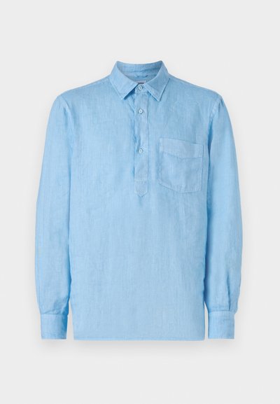 Világoskék, hosszú ujjú len ing gombos nyakkal, hegyes gallérral és zsebből az elülső részen. Texturált anyag és laza fazon.