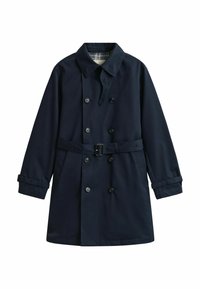 Granatowy trencz uszyty z gładkiego materiału, z podwójnym zapięciem, paskiem w talii oraz podwiniętymi rękawami z regulowanymi klapkami.