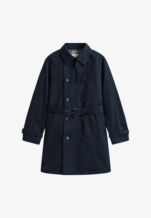 Trench coat blu navy realizzato in tessuto liscio, caratterizzato da un design doppiopetto, vita con cintura e maniche arrotolate con bottoni regolabili.