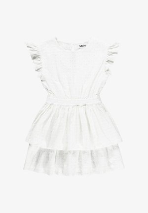 Vestido blanco de algodón con mangas con volantes, cintura fruncida y falda de varias capas. Presenta un patrón texturizado y detalle trasero con abertura en forma de ojo de cerradura.