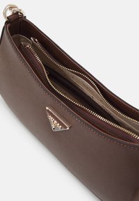 Guess NOELLE TOP ZIP SHOULDER BAG - Borsa a mano - marrone