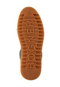 Schuhsohle aus braunem Gummi mit tiefen Rillen und geprägt "BOGNER"-Marke, "Made in Italy"-Text im Fersenbereich.