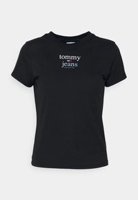 Svart bomullströja med rund hals, korta ärmar och en frontlogotyp med "tommy" i vitt och "jeans" i blått, med röda accenter.