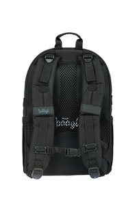 Zaino nero con schiena in rete imbottita, spallacci regolabili, zip resistenti e dettaglio del logo; realizzato in tessuto resistente con una trama liscia.
