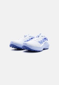 Ζευγάρι λευκών και μπλε παπουτσιών τρεξίματος Salomon, γωνιακά στραμμένα προς τα εμπρός σε απλό λευκό φόντο.