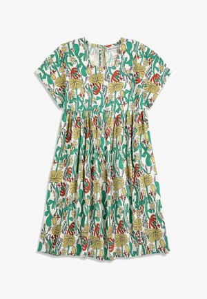 Dětské šaty s krátkým rukávem a nařaseným pasem, s barevným květinovým vzorem v zelené, žluté, červené a bílé barvě na světlém podkladu.
