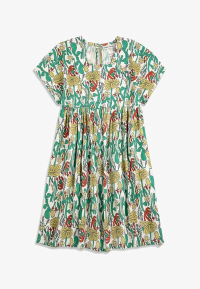 Robe pour enfants à manches courtes avec taille froncée, présentant un motif floral coloré en vert, jaune, rouge et blanc sur un fond clair.